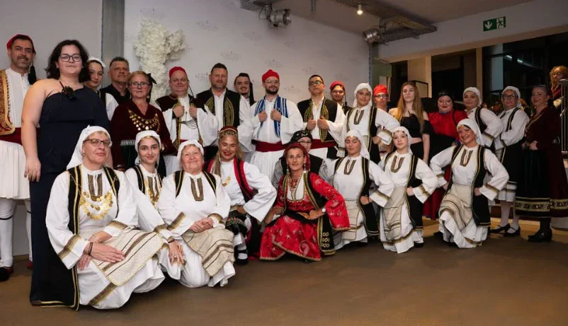 Gruppenfoto der Tänzerinnen und Tänzer in Tracht